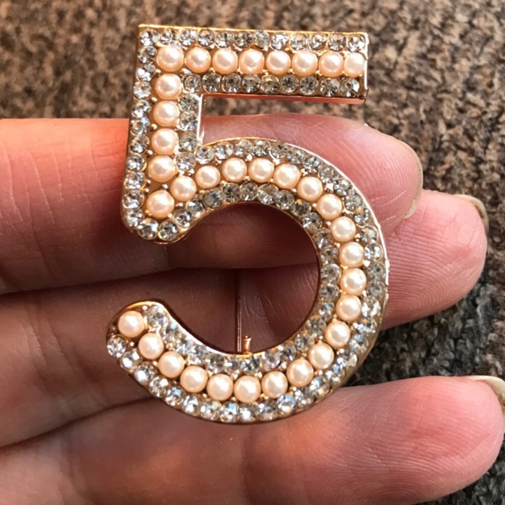 Beautiful N#5 pearl rhinestones GP brooch🌸 - Picture 7 of 7